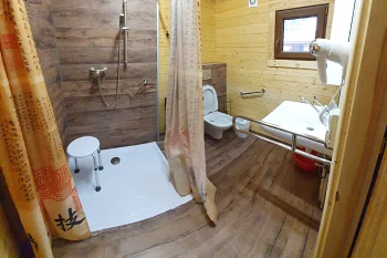 KORMORAN - Chalet Świerk, salle de bain pour personnes à mobilité réduite
